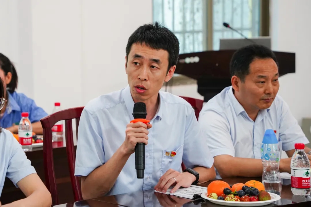 多盈体育【中国】召开“七一”座谈会4.jpg