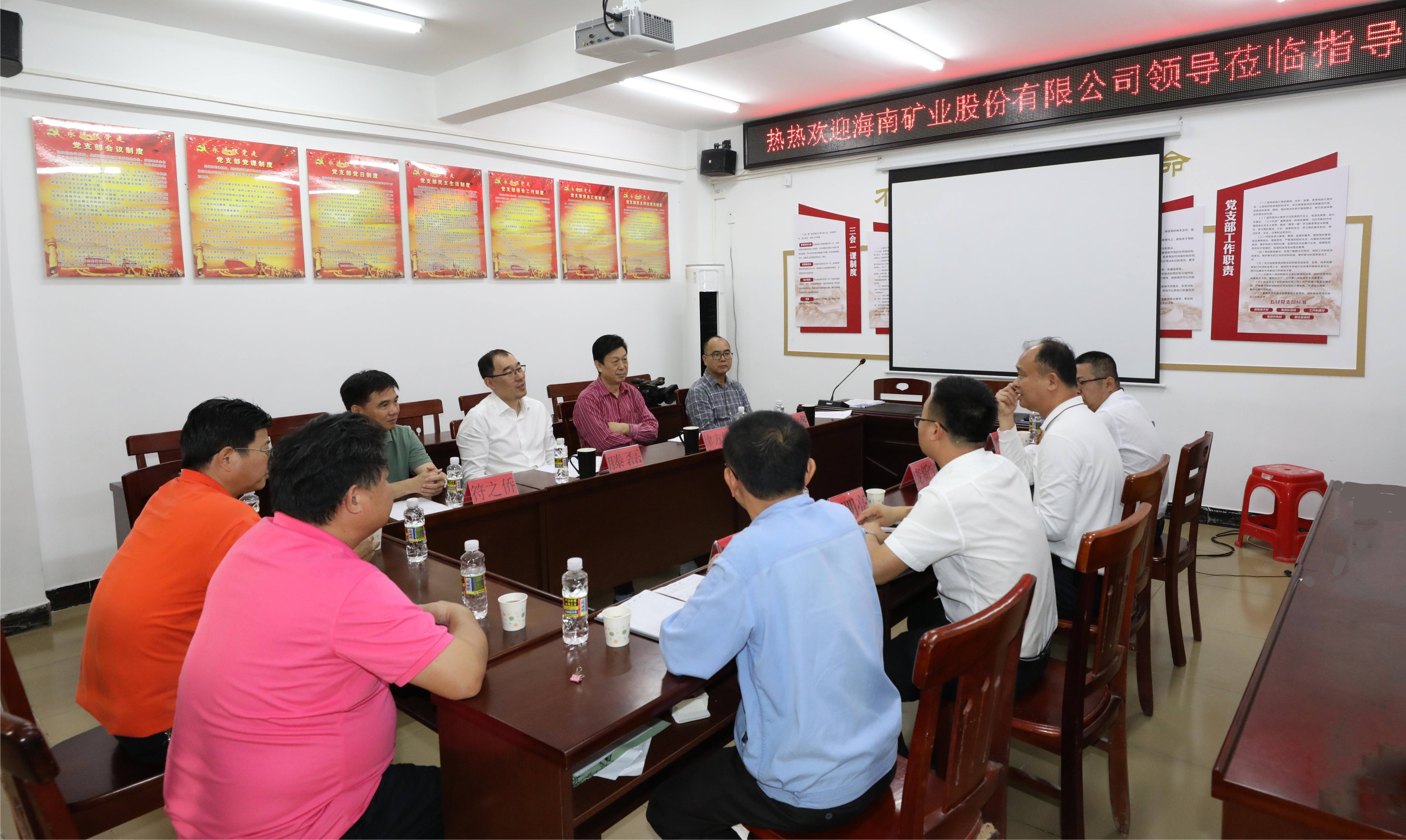 多盈体育【中国】总裁滕磊到兴诗村开展调研与慰问